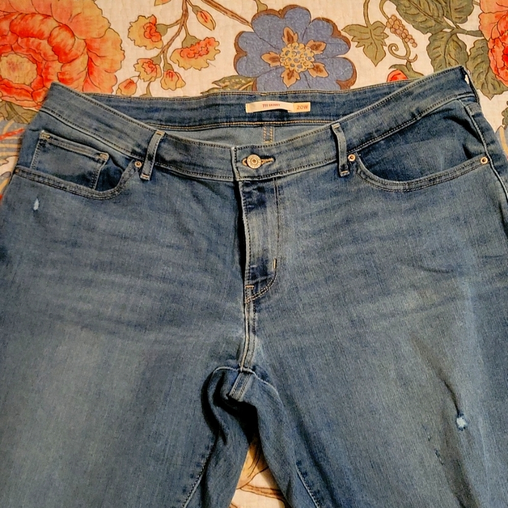 Womens plus size Levi's 711 skinny jeans. Light color sz 20w.